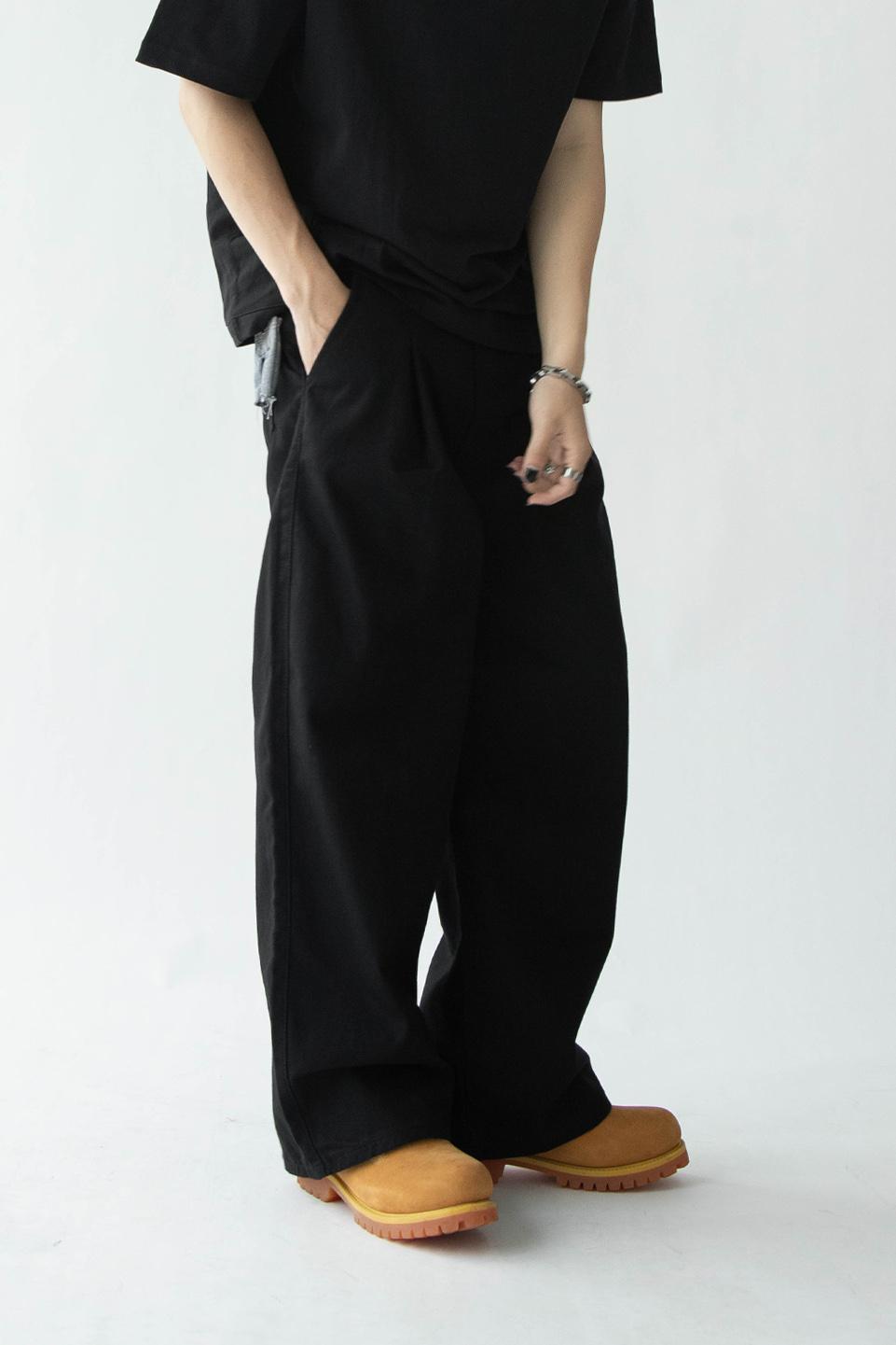 PLEATED STRAIGHT PANT - BLACK